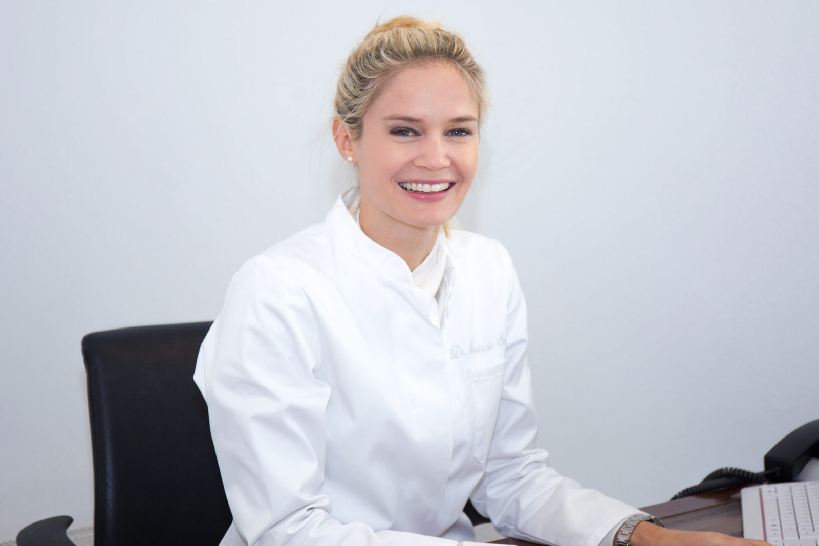 Dr. Monique Stengel Porträt in ihrer Praxis am Starnberger See