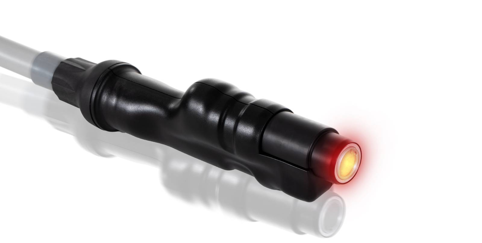 RedTouch PRO®? RedTouch PRO® ist ein modernes Lasersystem zur nichtablativen Hautverjüngung und Hautregeneration. Anstatt die Hautoberfläche abzutragen, setzt die Behandlung gezielt in tieferen Hautschichten an und aktiviert dort regenerative Prozesse. Im Fokus steht die Stimulation der Kollagenneubildung – eine zentrale Voraussetzung für Spannkraft, Festigkeit und eine gleichmäßige Hautstruktur.